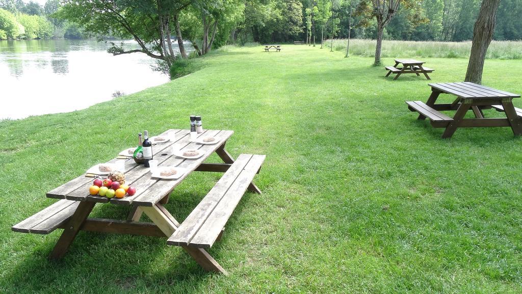 Au Pied Du Chateau - 5 A 11 Personnes - Baignade-Canoe-Piste Cyclable A 100 M Castelnaud-la-Chapelle Eksteriør bilde